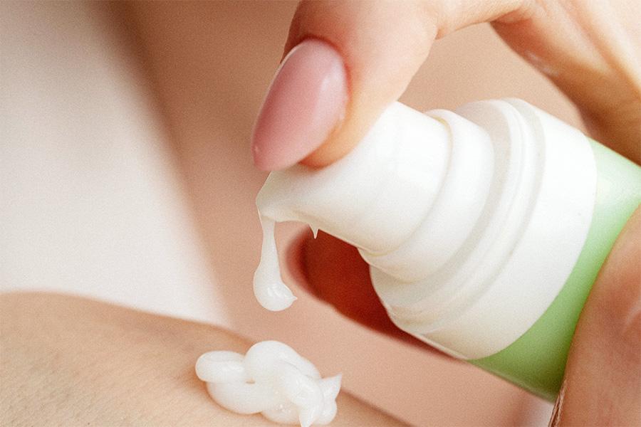 kaboompics moisturizing-hands-with-nourishing-cream-32015-2