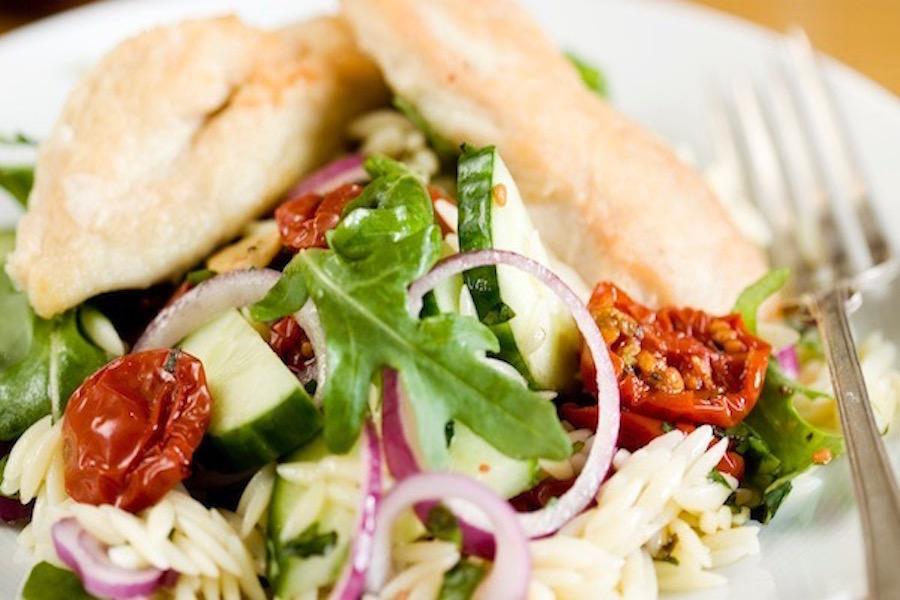 receipt sv 11 Risonisallad med tomater och kyckling 1438@2x