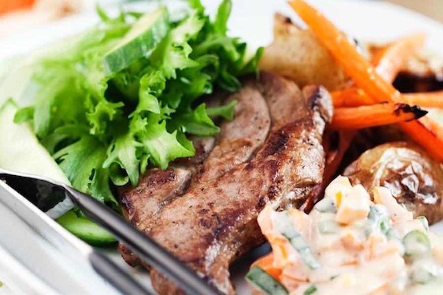 receipt_sv_6_stekt_flaskarre_ugnsrostad_potatis_sotsyrlig_dressing_7887@2x